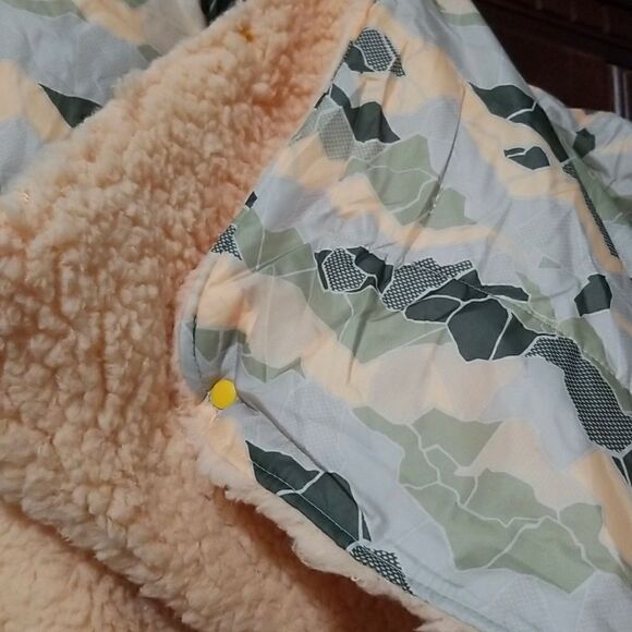 The North Face Wawona wearable Fuzzy Blanket/snuggie nwt New With Tags - Picture 11 of 13